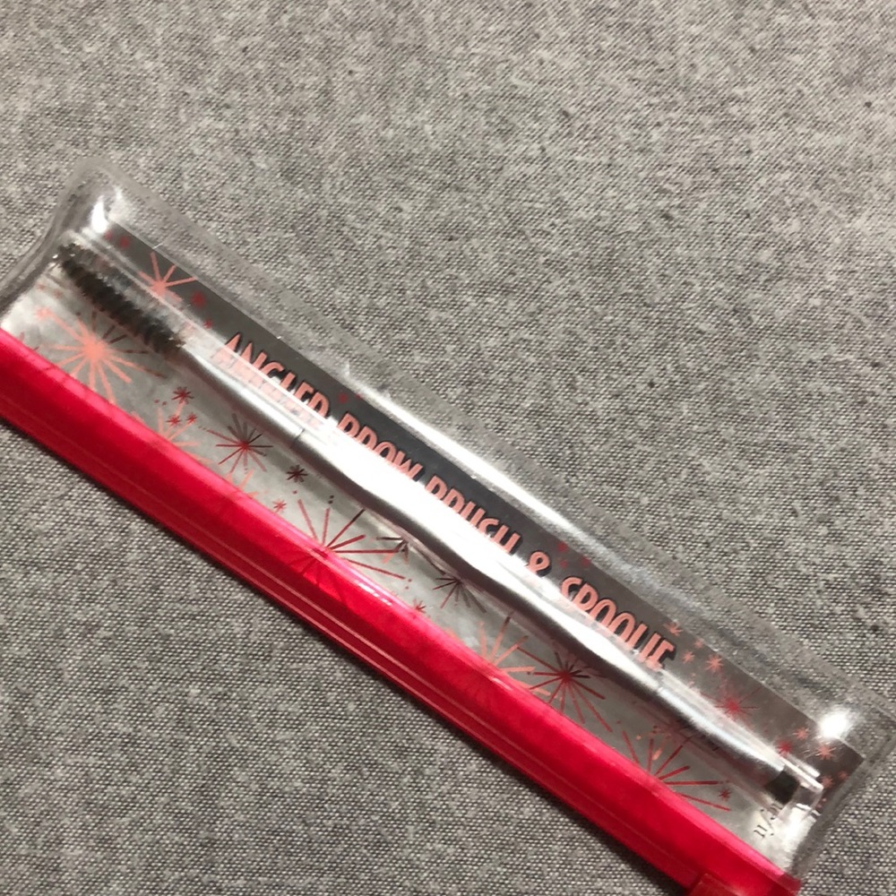 Benefit angled brush and spoolie